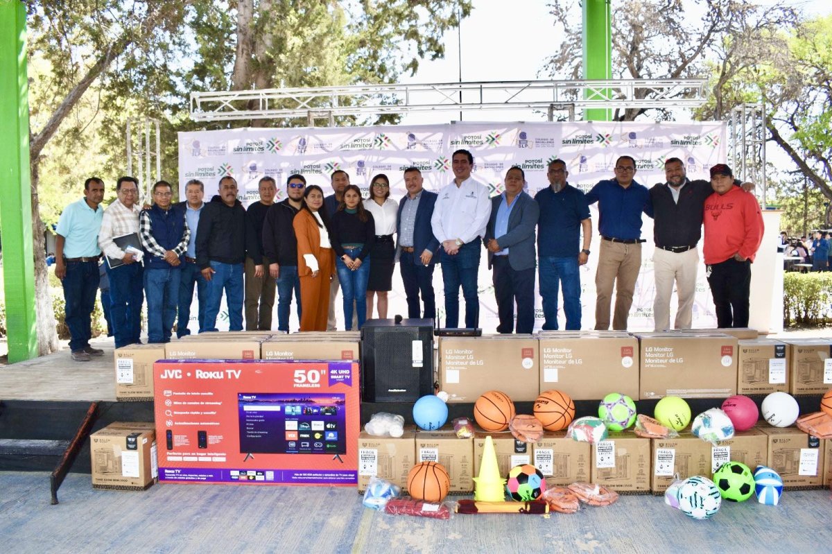 ¡Entrega de equipo de cómputo en el Plantel 10, Moct...
